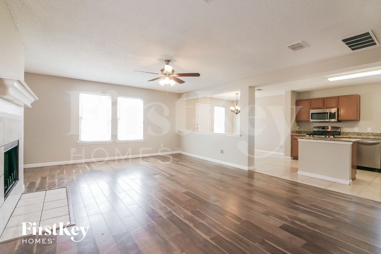 916 Simi Dr - Photo 4 of 15