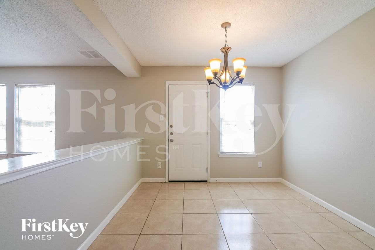 916 Simi Dr - Photo 5 of 15