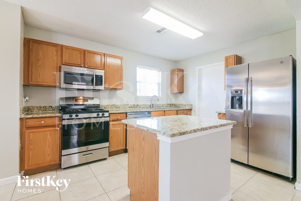 916 Simi Dr - Photo 6 of 15