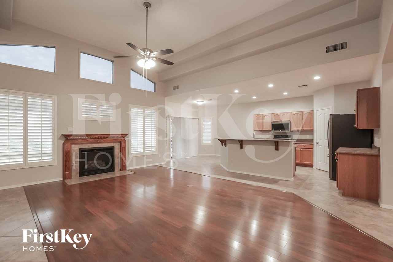 1027 W Samantha Way - Photo 4 of 15