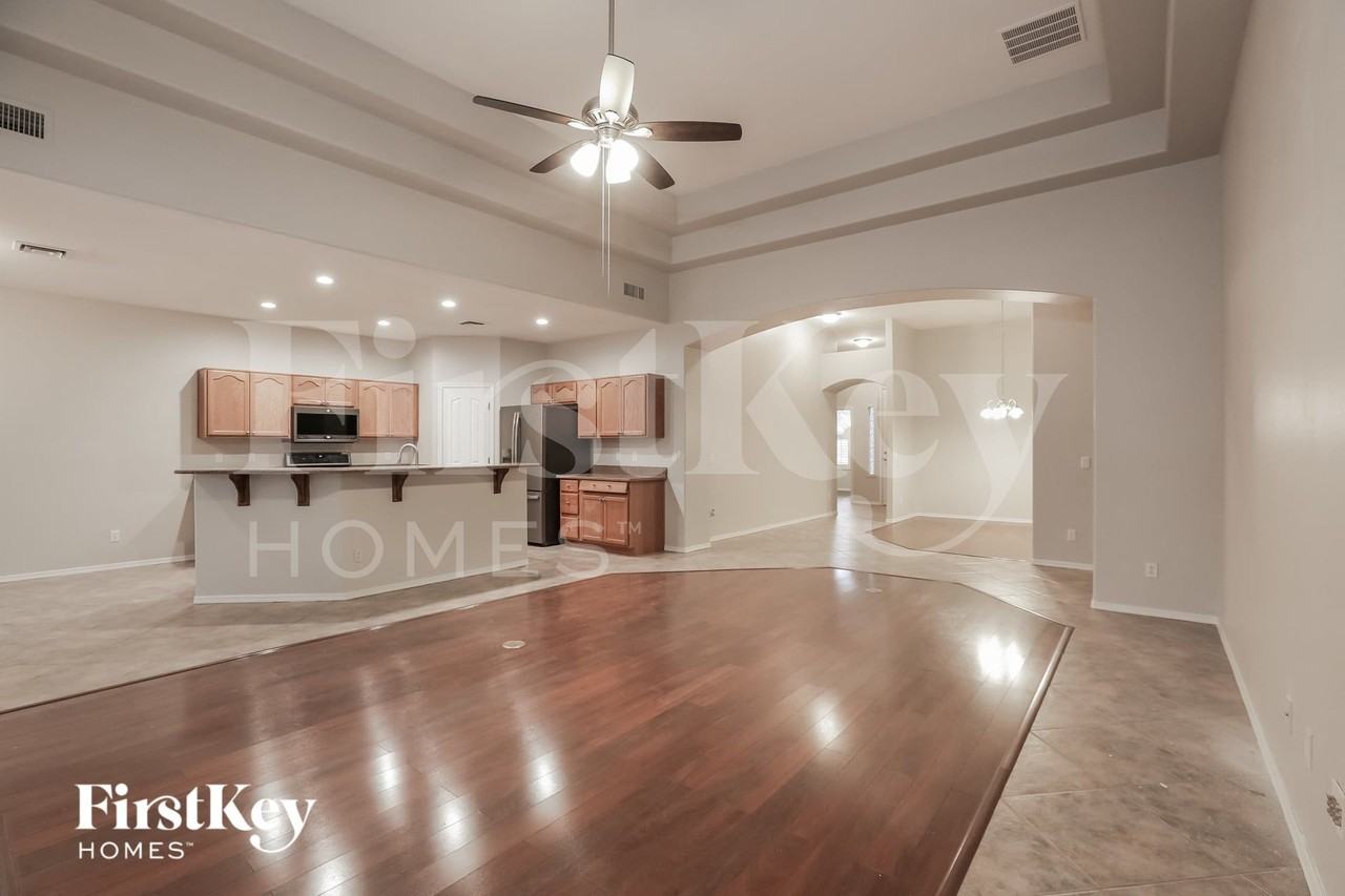 1027 W Samantha Way - Photo 5 of 15
