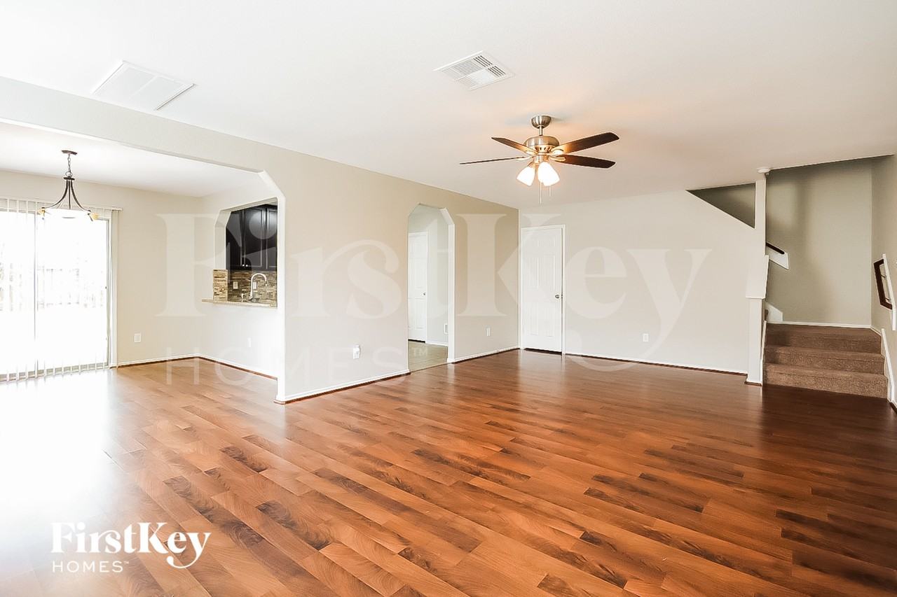 1621 Perennial Ln - Photo 2 of 18