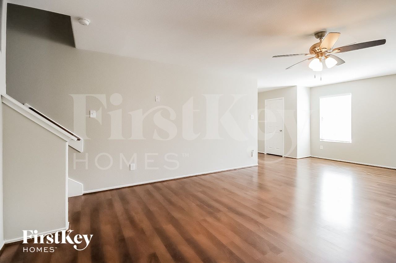 1621 Perennial Ln - Photo 4 of 18