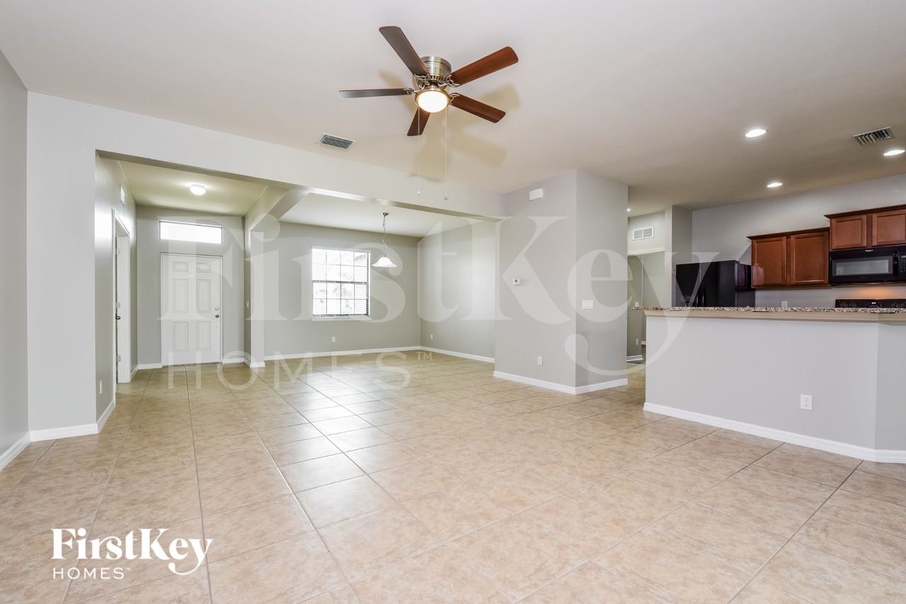 1814 Sw 22nd St - Photo 4 of 17