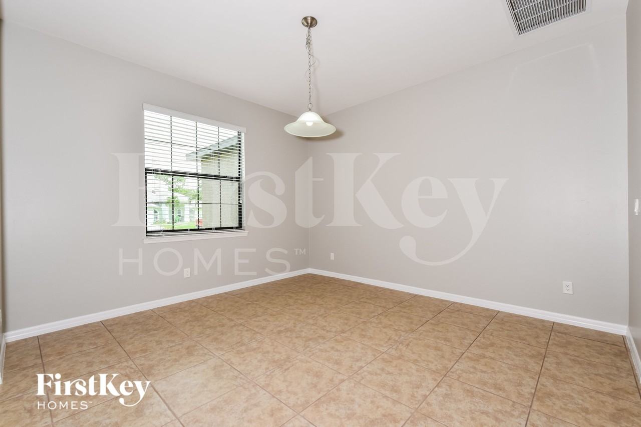 1814 Sw 22nd St - Photo 5 of 17