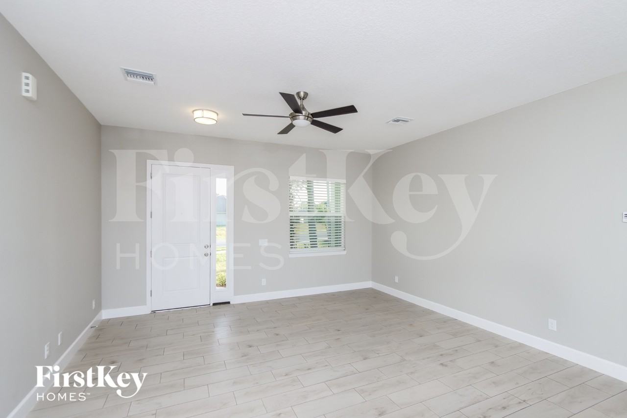 991 Walden Blvd Se - Photo 3 of 15