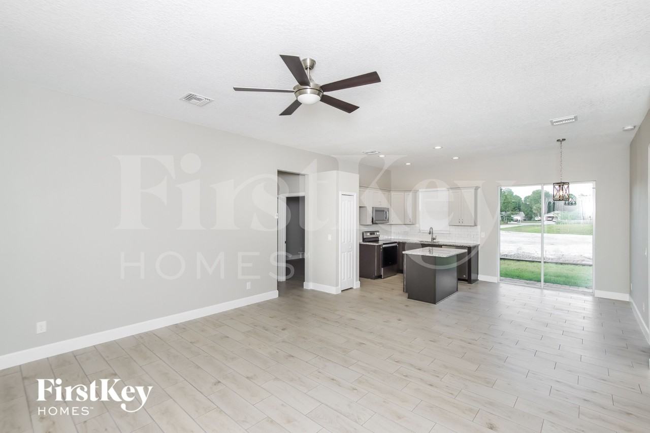 991 Walden Blvd Se - Photo 4 of 15