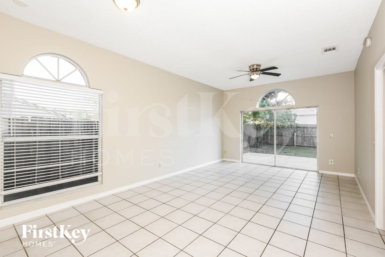 1047 Whittier Cir - Photo 3 of 20