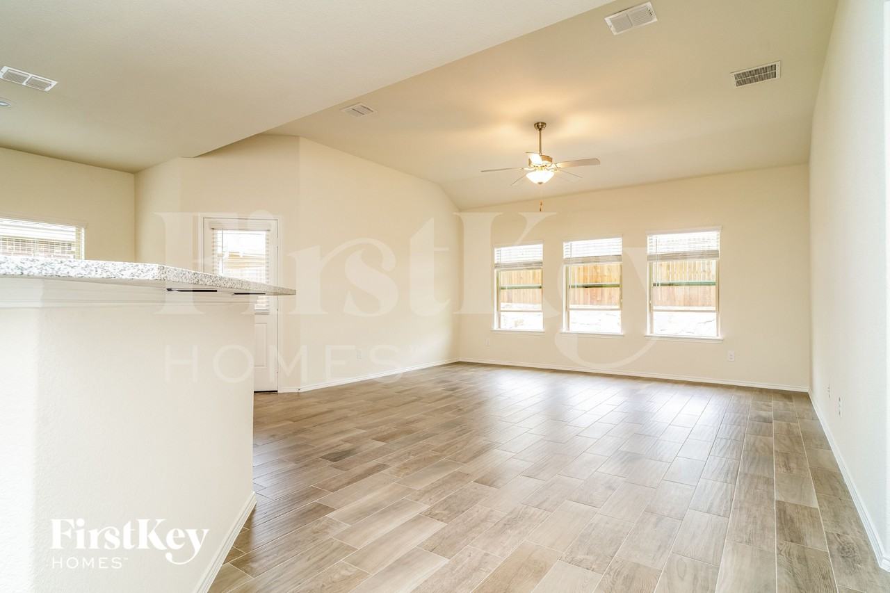 1045 N Churchill Dr - Photo 2 of 15