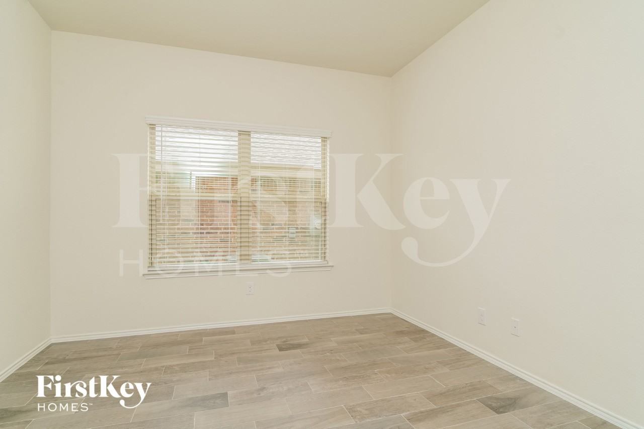 1045 N Churchill Dr - Photo 3 of 15