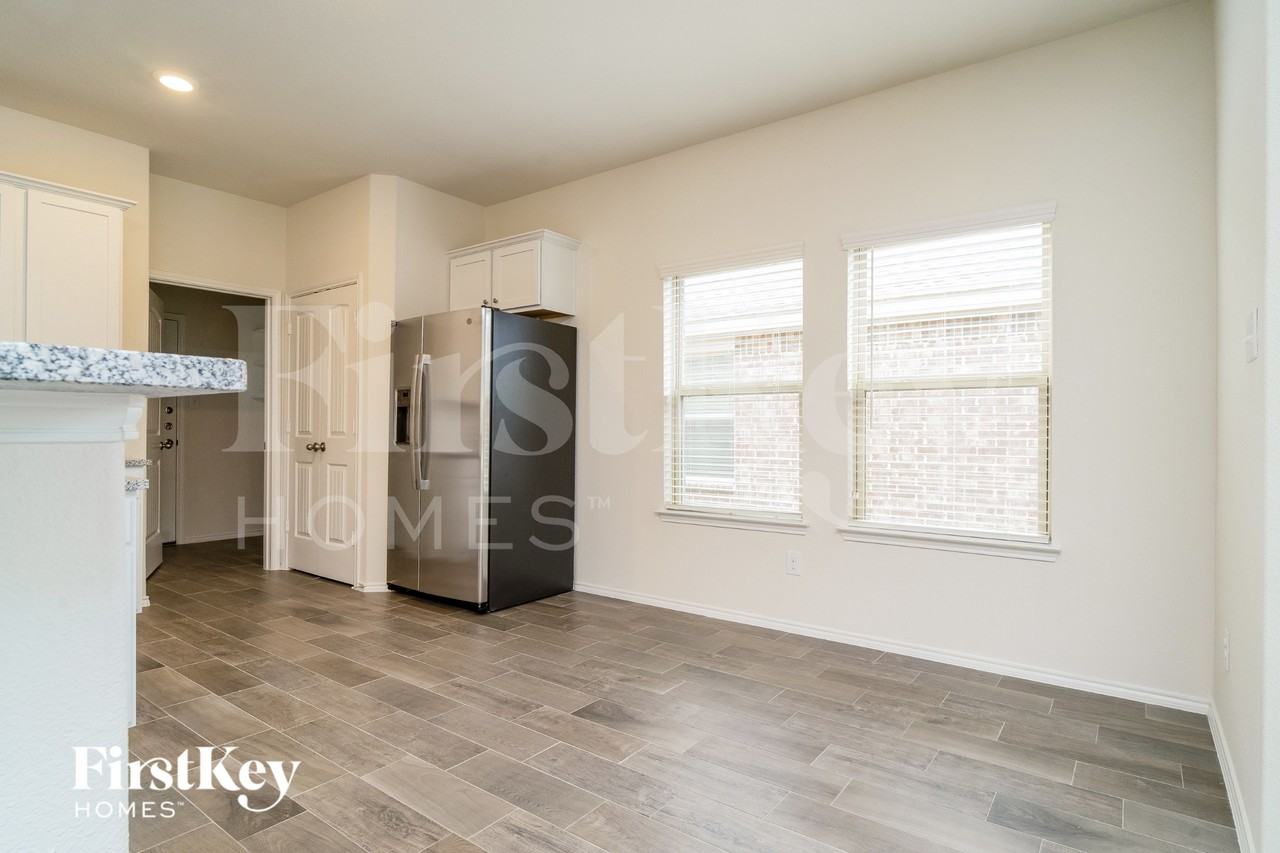 1045 N Churchill Dr - Photo 4 of 15