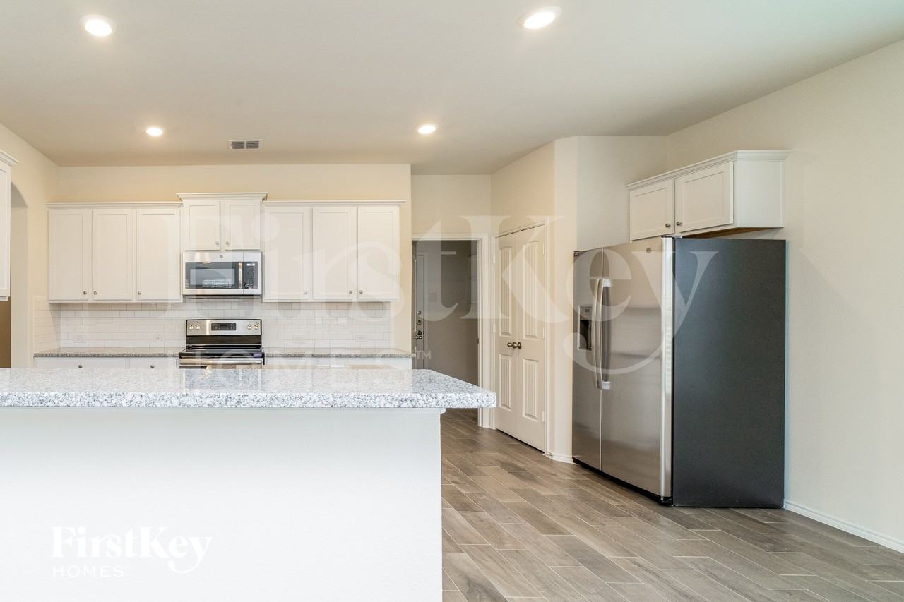 1045 N Churchill Dr - Photo 5 of 15