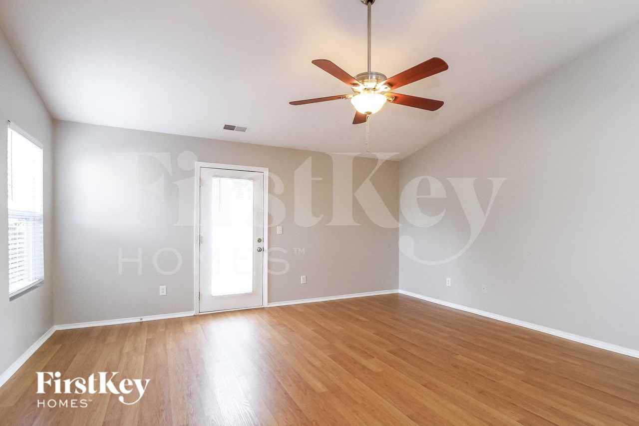 530 Martha Ct - Photo 3 of 15