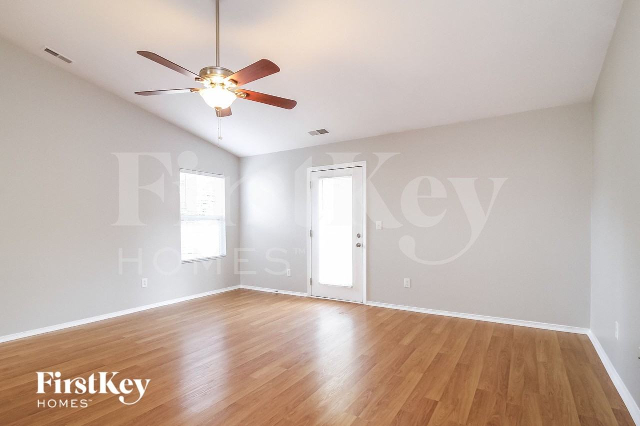 530 Martha Ct - Photo 4 of 15