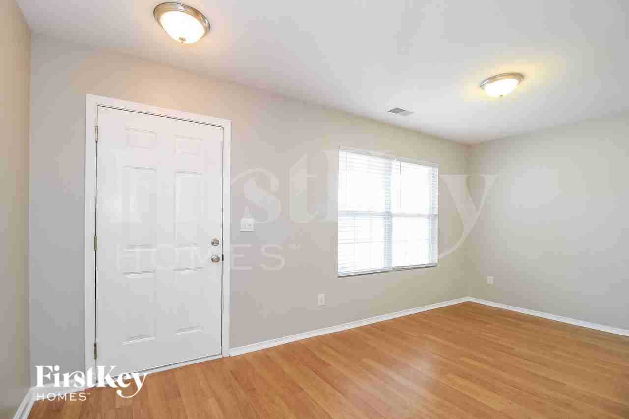 530 Martha Ct - Photo 5 of 15