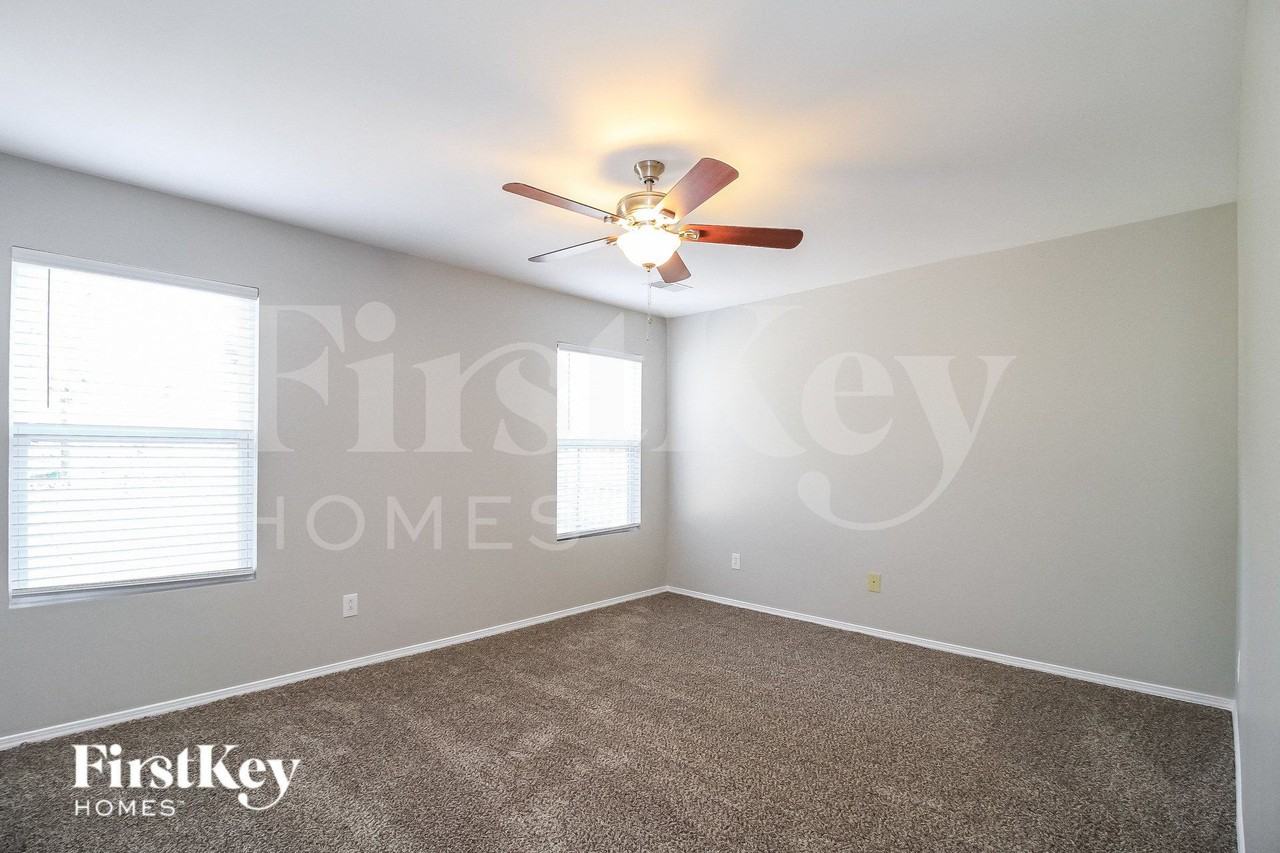 530 Martha Ct - Photo 7 of 15