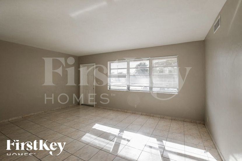 621 Sw 69th Ter - Photo 3 of 15