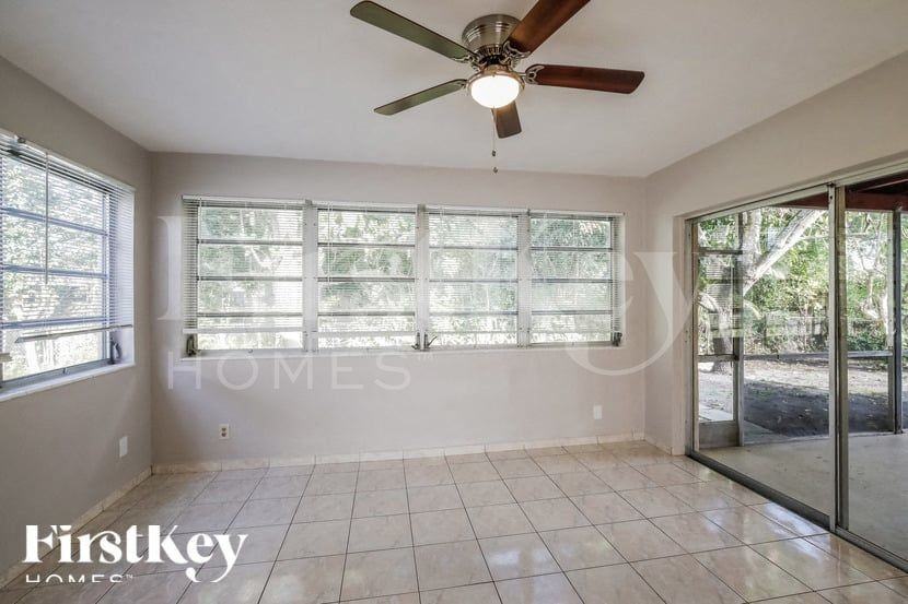 621 Sw 69th Ter - Photo 4 of 15