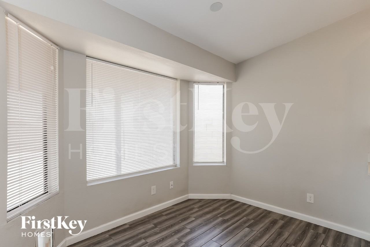 619 W Wescott Dr - Photo 5 of 16
