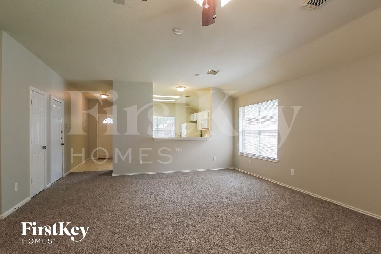 5231 Flax Bourton St - Photo 4 of 15