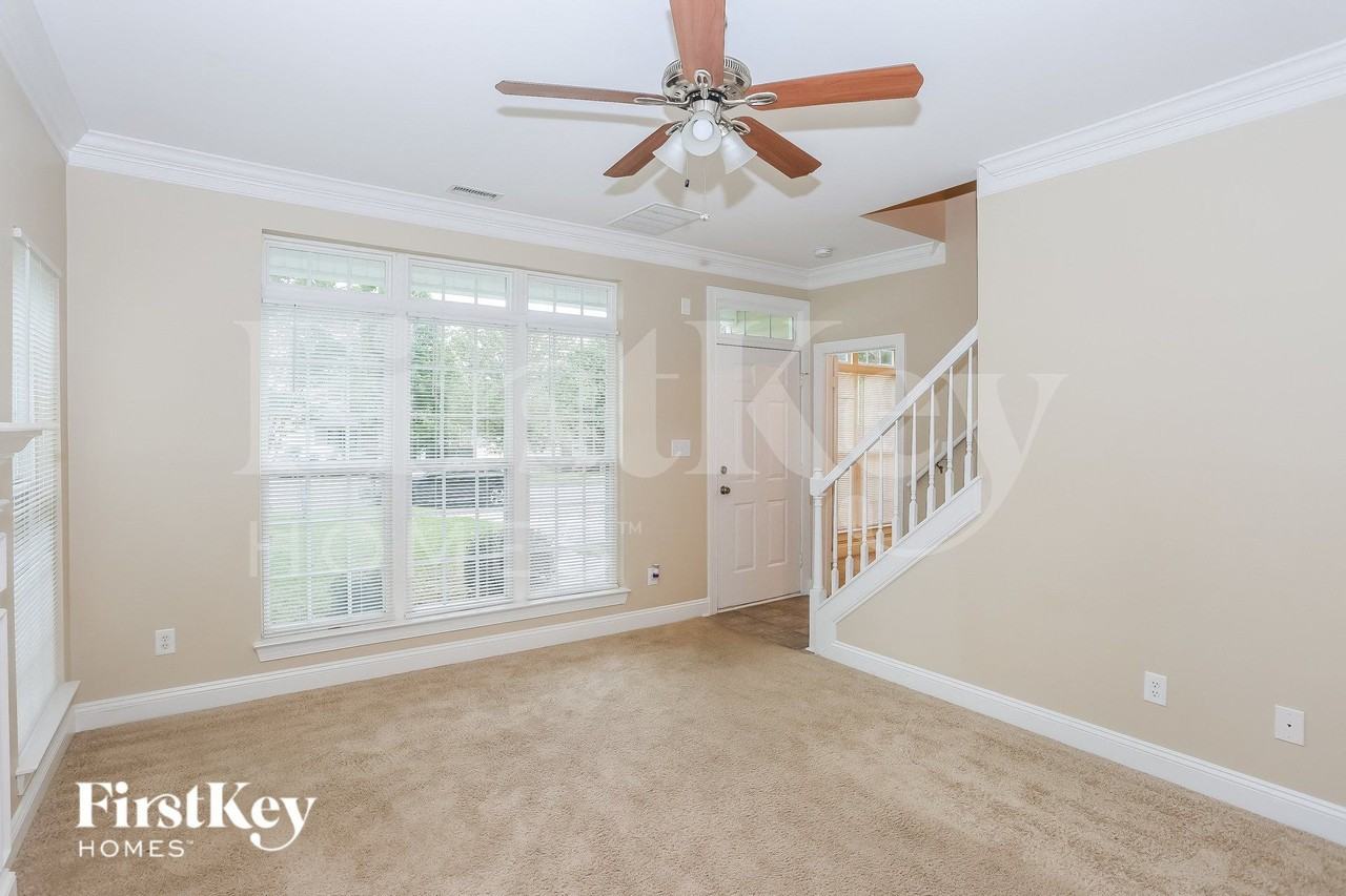 4934 Hawfield St - Photo 4 of 15