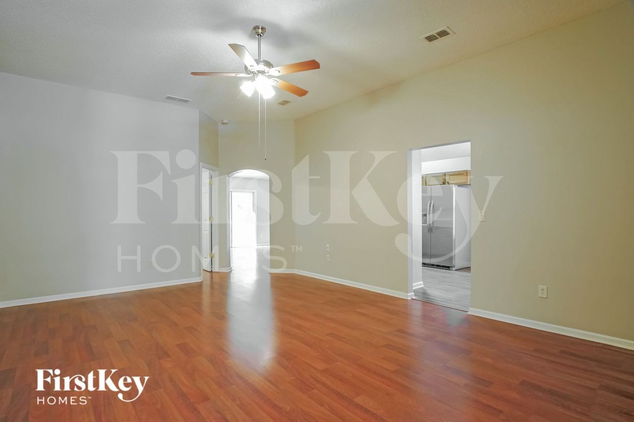 489 Mackenzie Cir - Photo 3 of 19
