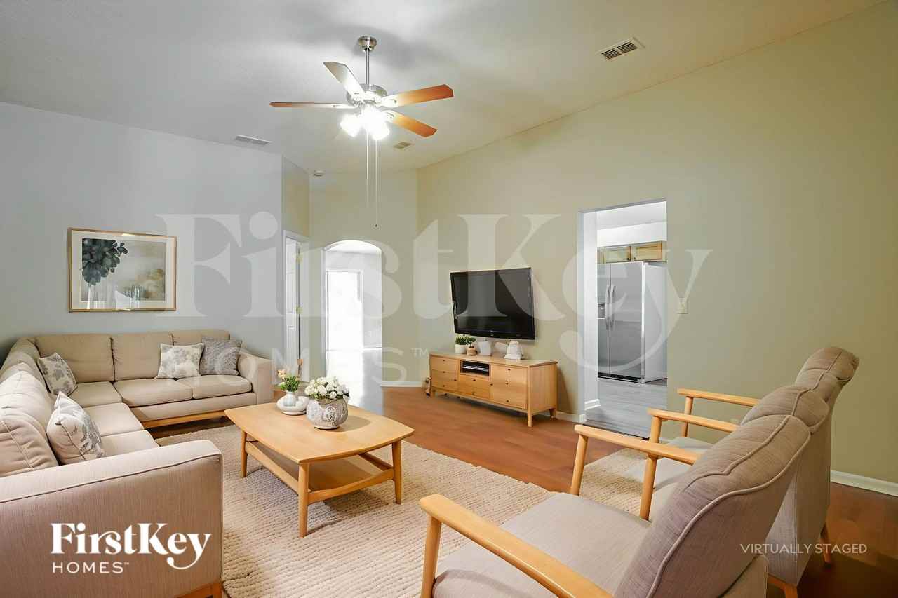 489 Mackenzie Cir - Photo 4 of 19