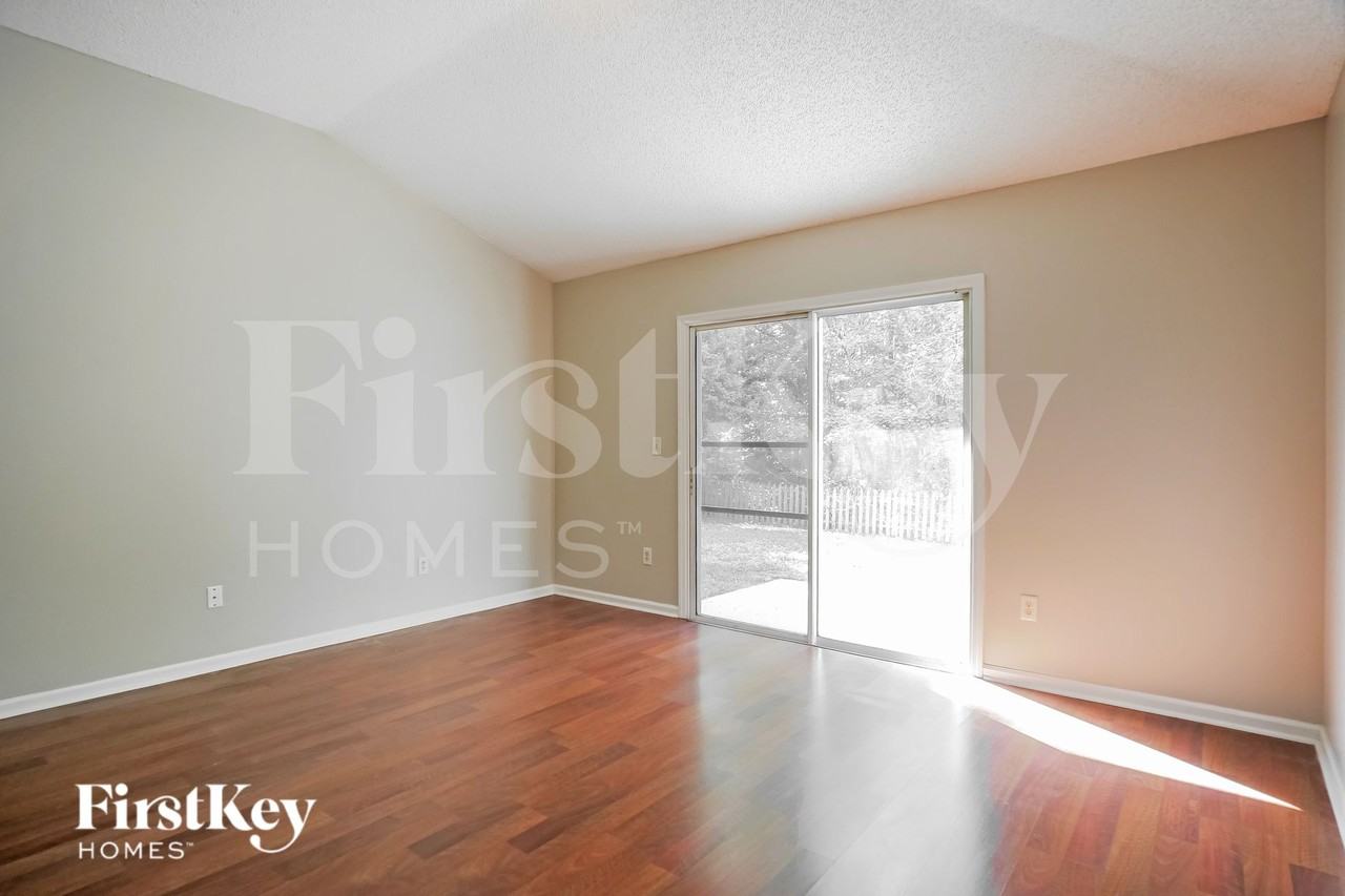 489 Mackenzie Cir - Photo 5 of 19