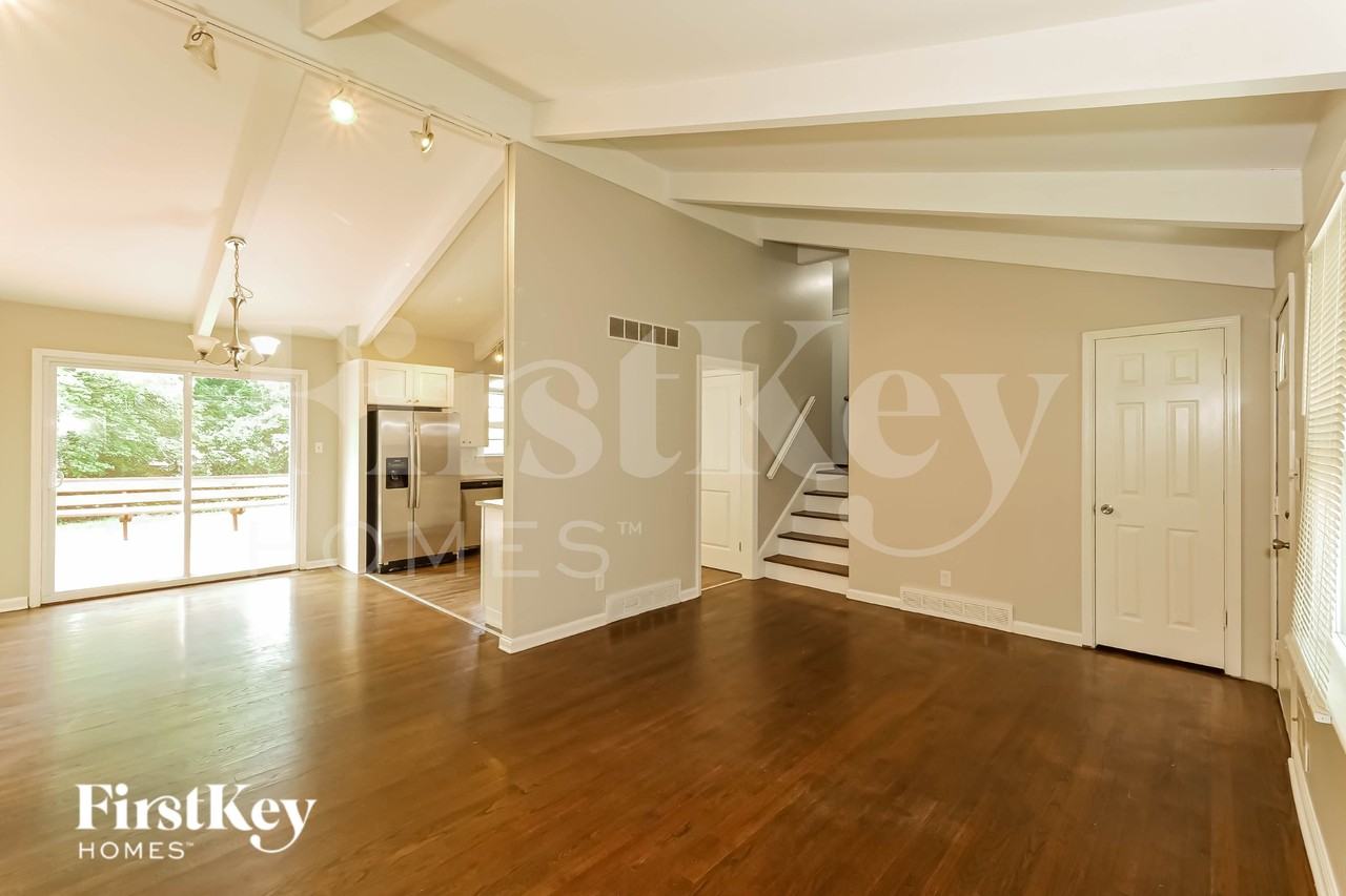 4411 Ne 49th Ter - Photo 3 of 16