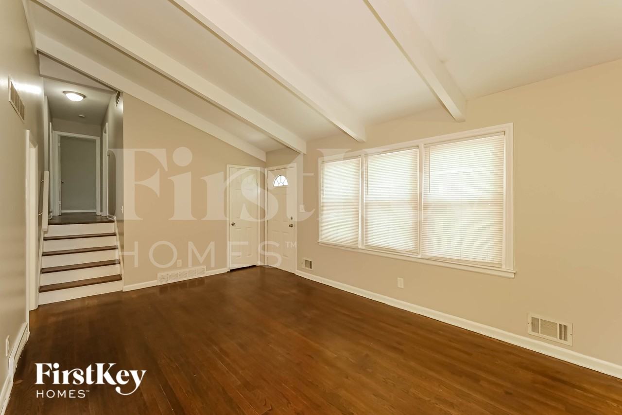 4411 Ne 49th Ter - Photo 4 of 16