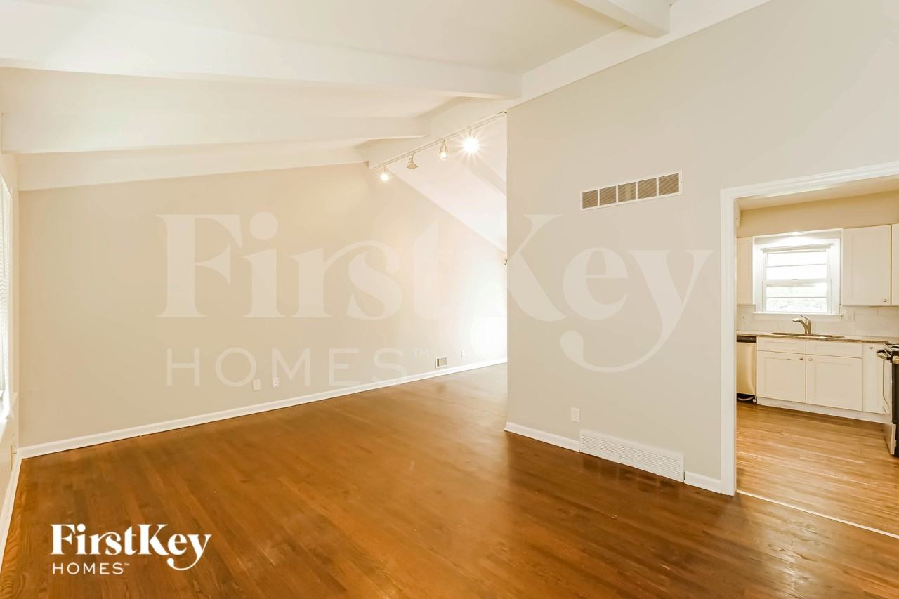 4411 Ne 49th Ter - Photo 5 of 16