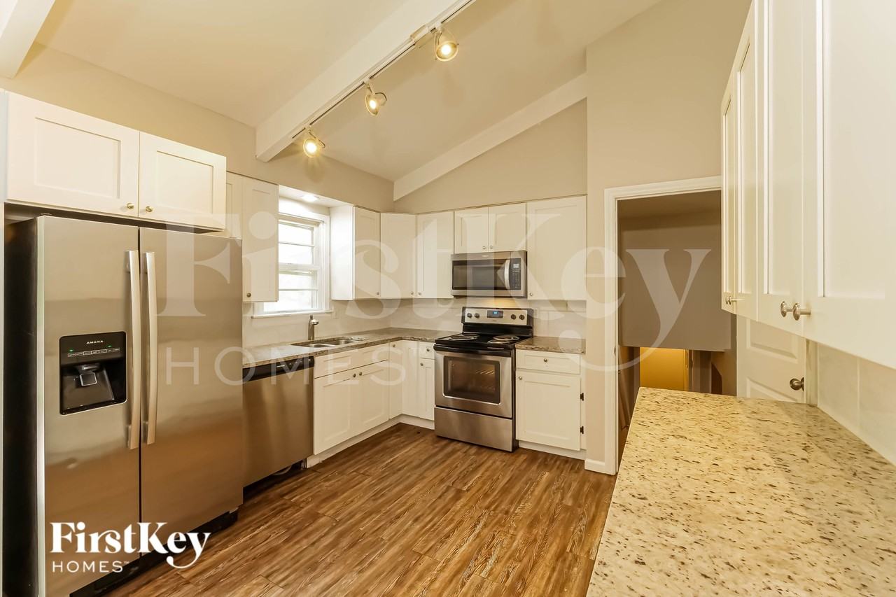 4411 Ne 49th Ter - Photo 6 of 16