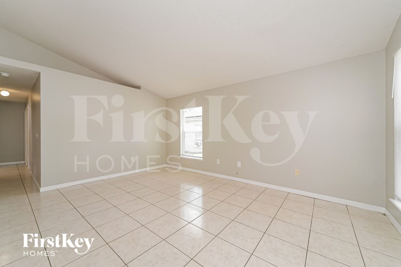 440 Breezeway Dr - Photo 3 of 20