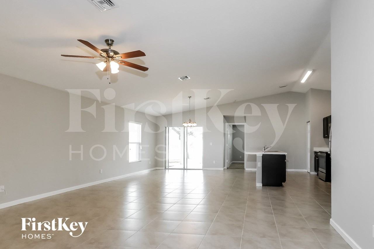 3959 Sw Halcomb St - Photo 4 of 15
