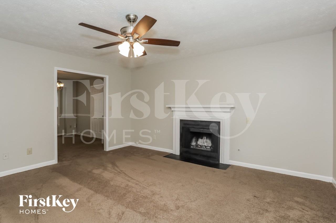 3900 Hadley Farm Dr - Photo 2 of 15