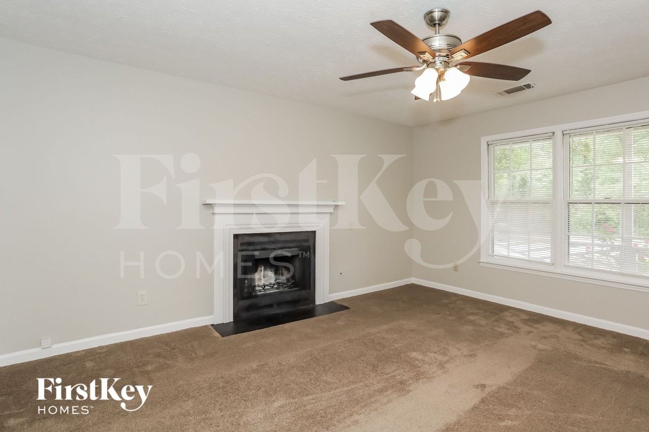 3900 Hadley Farm Dr - Photo 3 of 15