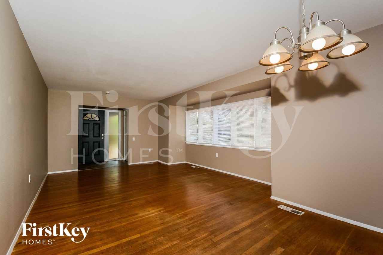 3065 Parker Rd - Photo 4 of 15