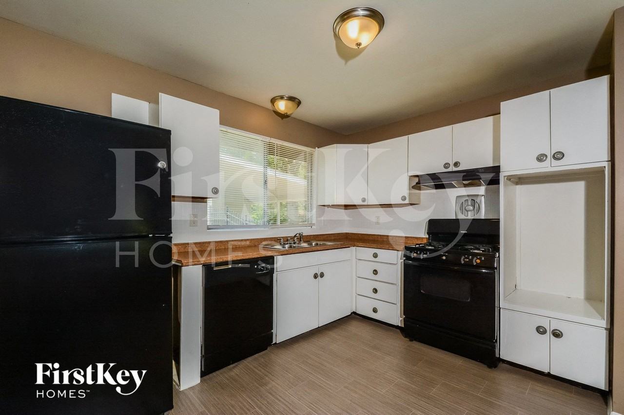 3065 Parker Rd - Photo 5 of 15