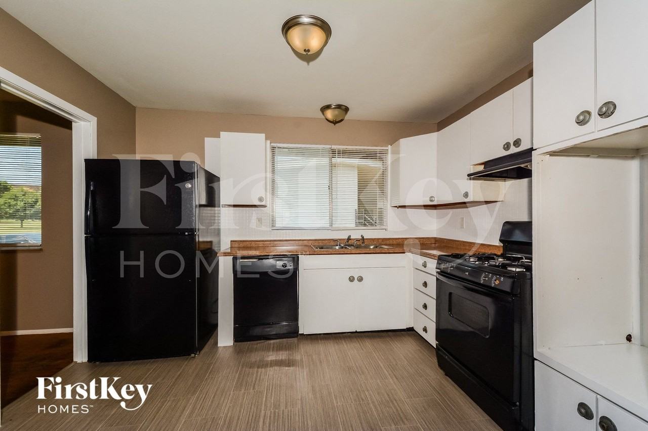 3065 Parker Rd - Photo 6 of 15