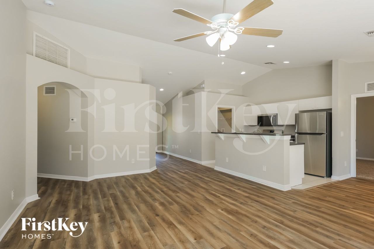 2824 Nw 23rd Ave - Photo 4 of 20