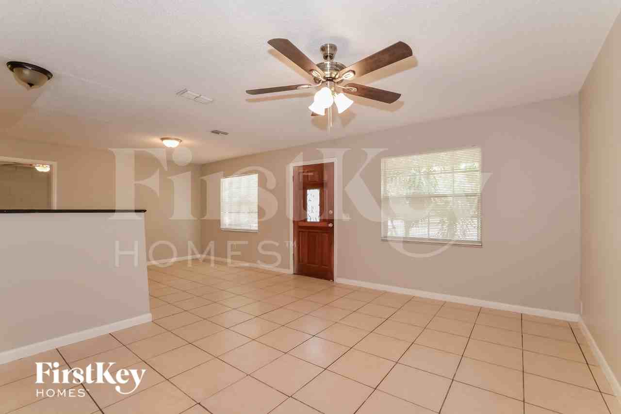 2617 Drake Dr - Photo 3 of 20