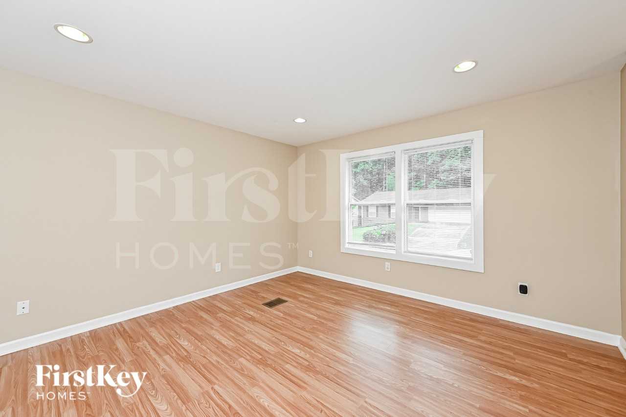 2432 Northbrook Rd - Photo 2 of 19