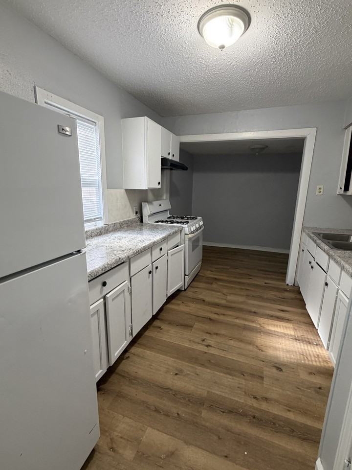 2213 E Adams St #1 - Photo 4 of 11