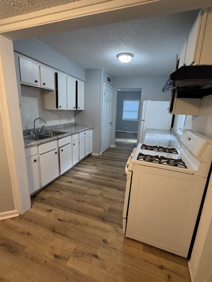 2213 E Adams St #1 - Photo 5 of 11