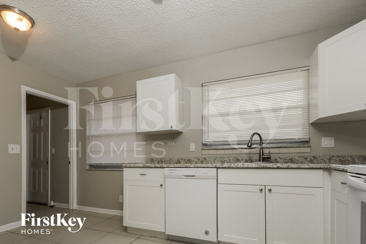 220 Broward Ave - Photo 5 of 15