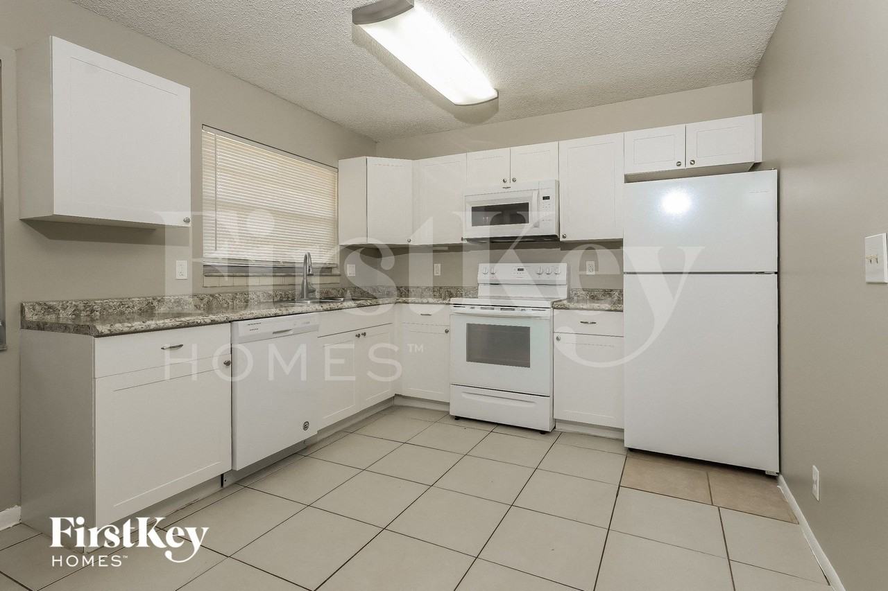 220 Broward Ave - Photo 6 of 15