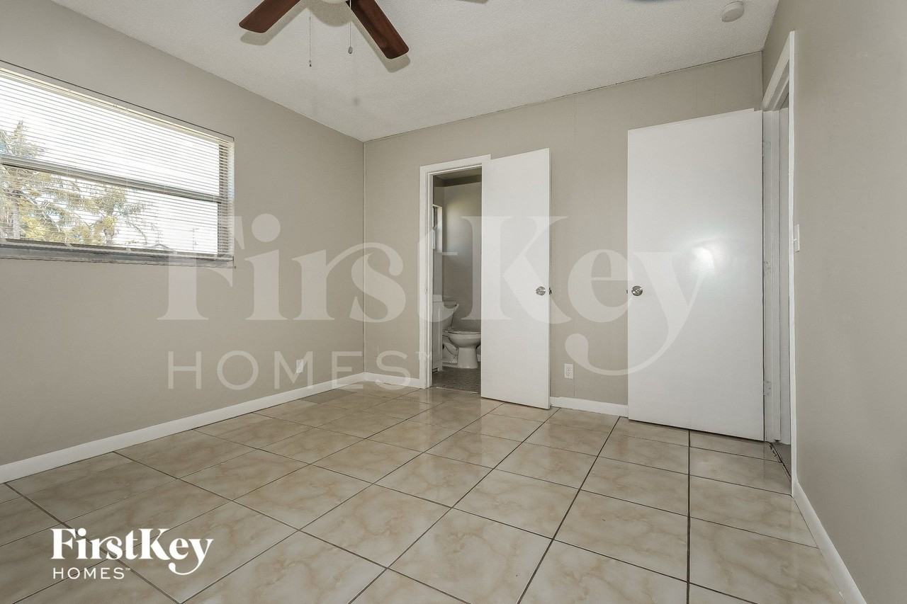 220 Broward Ave - Photo 7 of 15