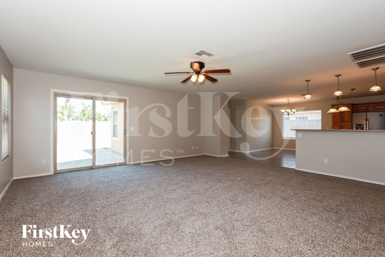 2050 W Hayden Peak Dr - Photo 2 of 16