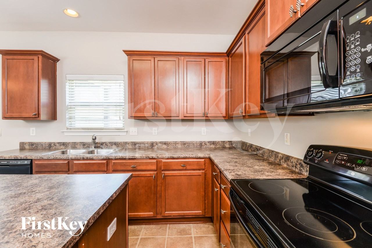 2045 Kensington Ct - Photo 6 of 14