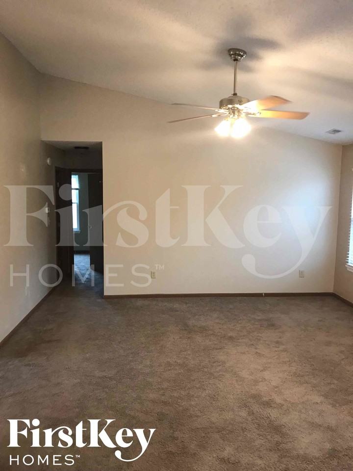 17812 Sanibel Cir - Photo 2 of 12